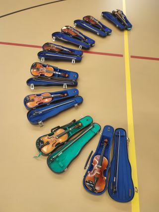Contact - cultuuronderwijs - Helma Kwast - open vioolkoffers met violen